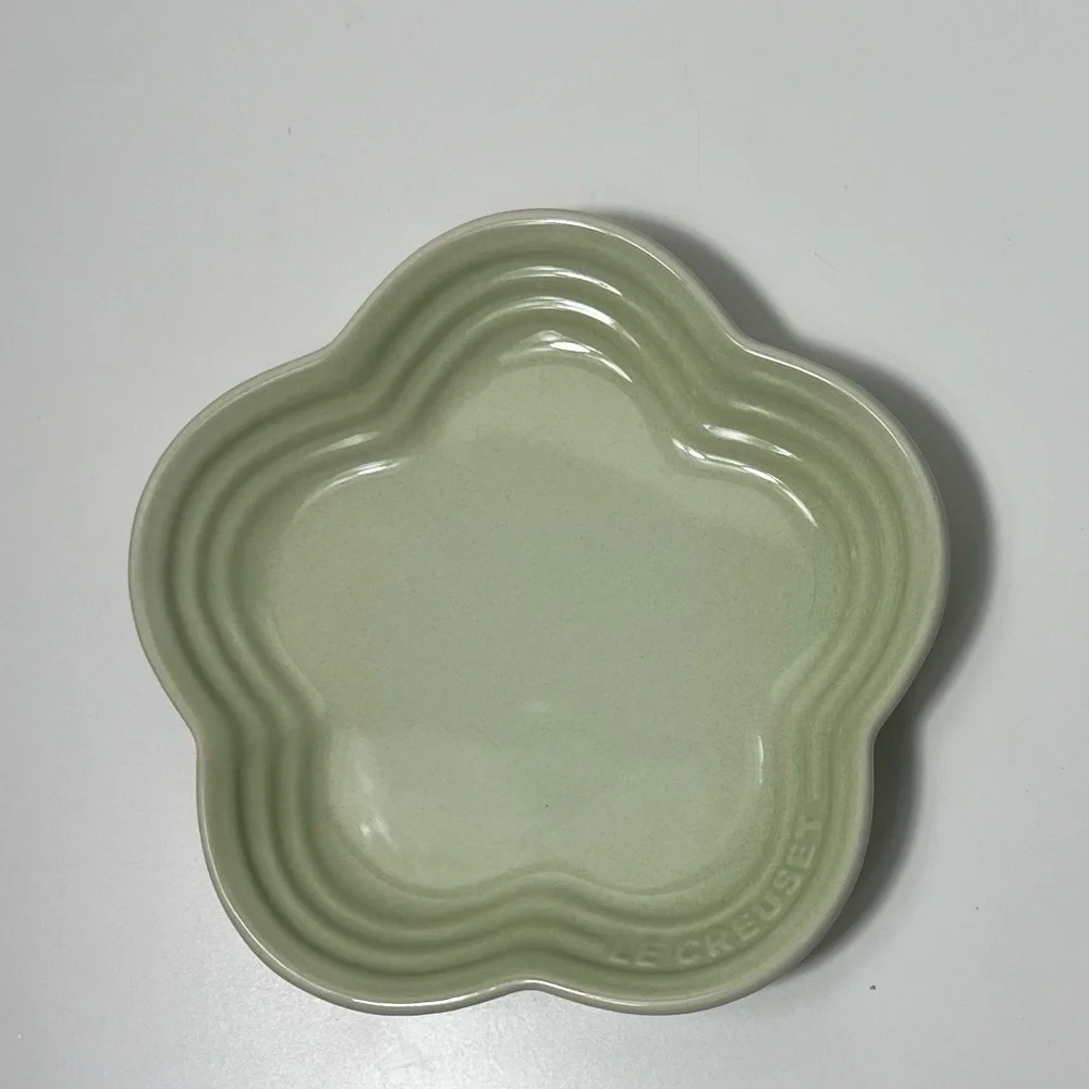 Le Creuset Stoneware Flower Petal Scalloped Trinket Dish Plate Tray
